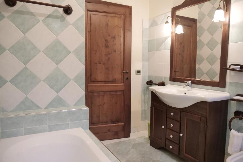 Il bagno con lavabo, specchio e vasca