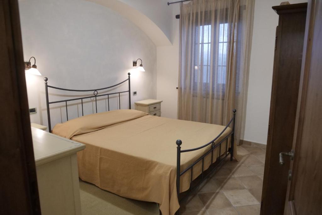 Camera matrimoniale con letto in ferro e finestra
