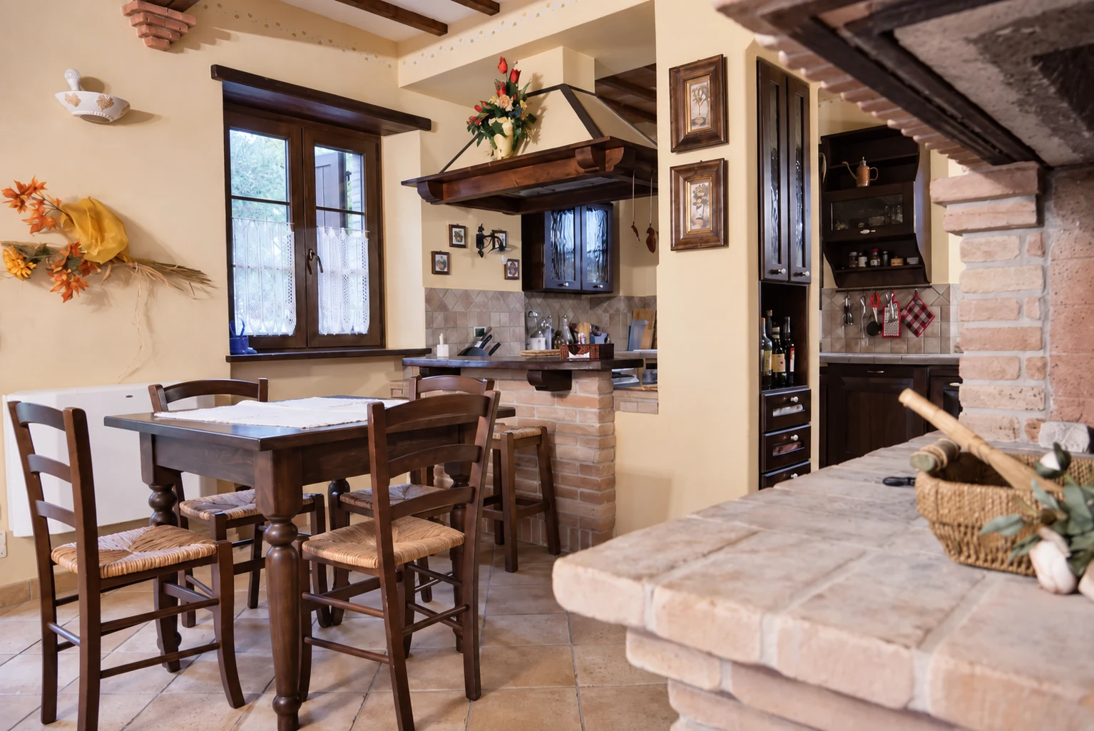 La cucina con arredi in legno e zona per preparare i pasti