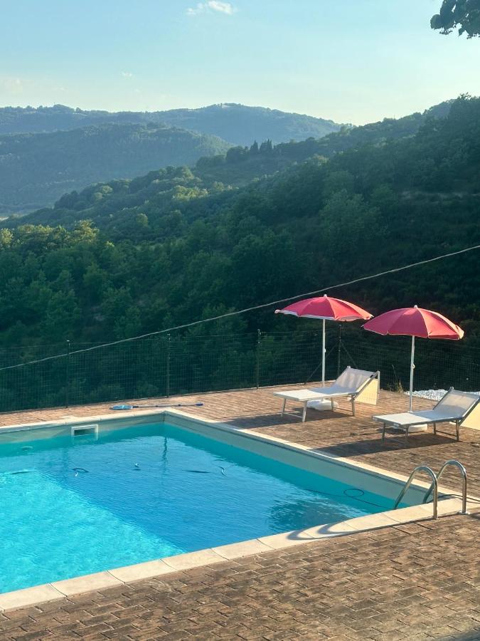 La piscina di Villa Sant’Andrea con vista sulle colline umbre