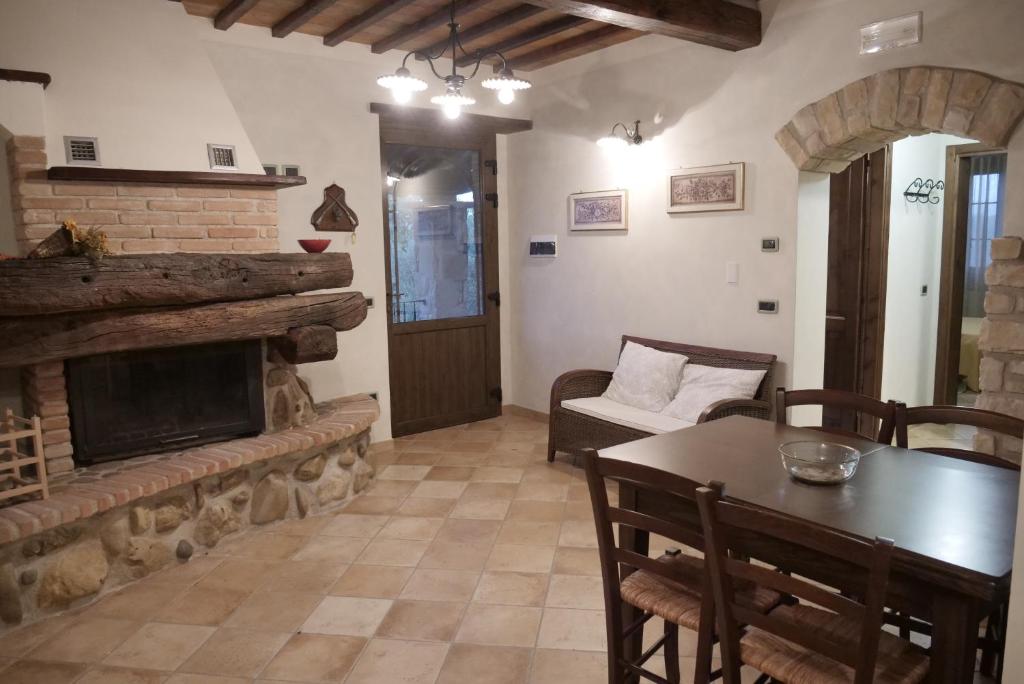 Un angolo della casa con divano, tavolo e camino