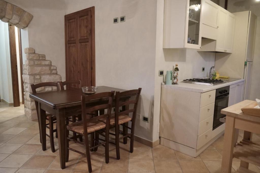 La seconda cucina con tavolo e sedie